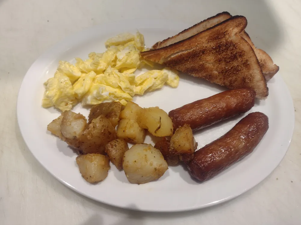 Scrambled eggs, sausages, home fries and Texas toast